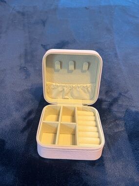 NWOT Travel Jewelry Organizer Case in Light Pink with Cream Interior